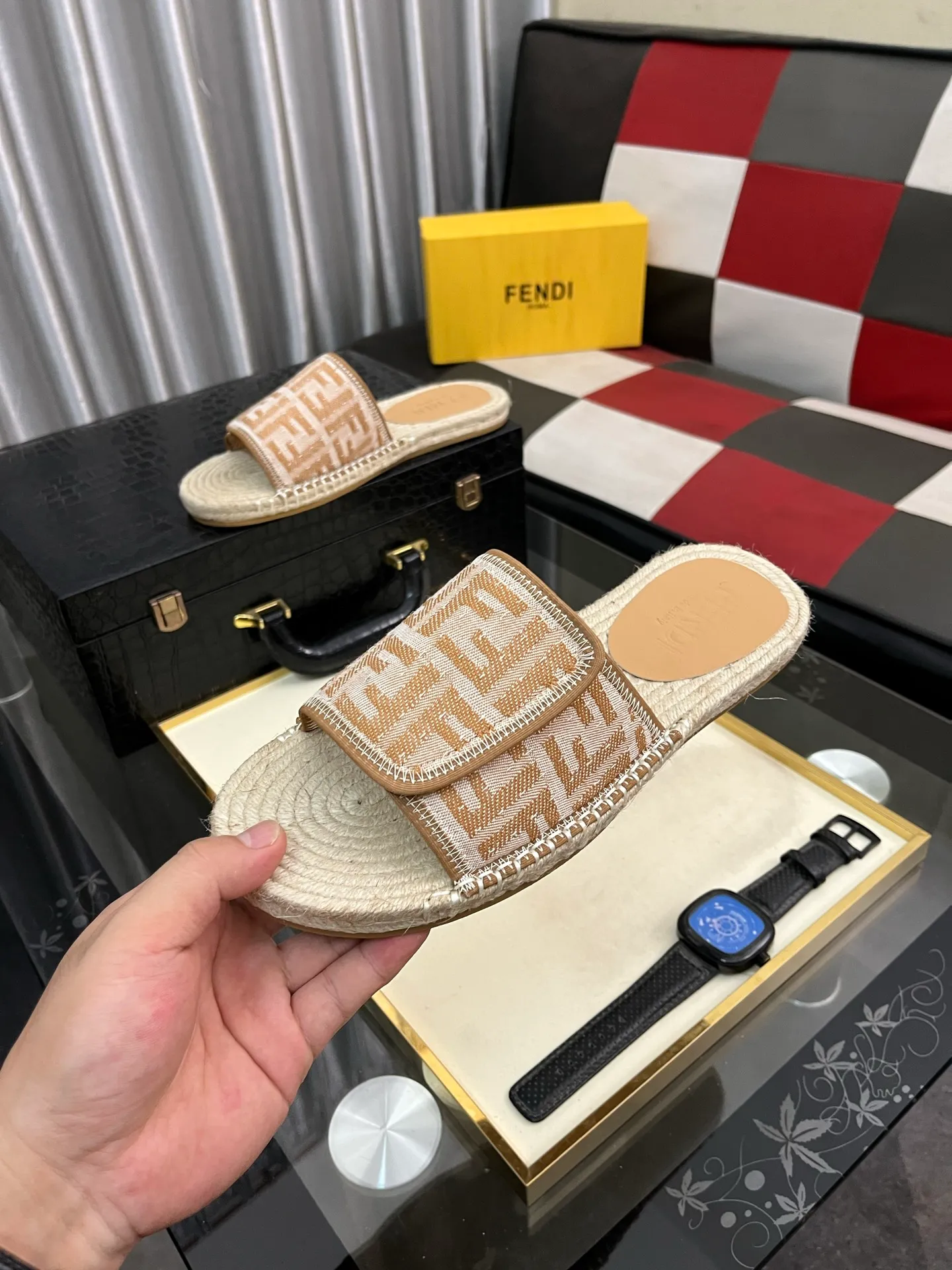 Men's shoes💰320⌚️⌚️[FENDI~Fendi slippers] High-end men's shoes brand official website 1:1 latest masterpiece: original mold customization, fabrics made of imported original materials, upgraded outsole, lighter, top quality in the market, simple and tasteful, a must-have for fashionistas, fashion is at your feet, full of confidence, the same style at the counter👍The season of summer slippers is here. Yardage: 38-44. Can be customized45.46.47